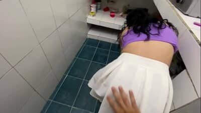 !AY PADRASTRO NO SEAS TAN PERVERTIDO¡ YA VAN DOS VECES QUE ME CLAVAS TU VERGA HOY, YA NI LO HAGAS QUE ME VAS A DEJAR EMBARAZADA.