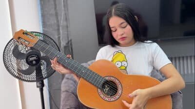 Ayudo a mi pequeña hermanastra con sus clases de música y termino follandola duro hasta venirme.