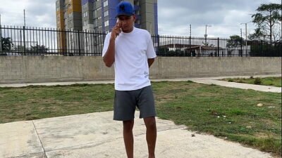 Cito a una una descocida en el parque por una red social, la convenzo de ir a mi apartamento y termino dandole una rica cogida por su estrecho culo hasta darle toda mi rica leche.