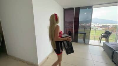 Culona latina hermanastra me pide ayuda con su computadora, aprovecho para tocarla y convencerla de coger rico por su estrecho culo.