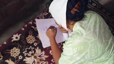 desi bhabhi ne squirt se devar ko nehla diya chudai ke waqt Hindi HD video sex.