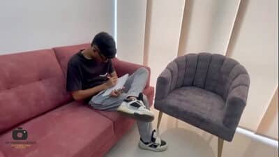 Dibujo la silueta de mi hermanastra embarazada y me aprovecho para desnudarla y echarle mi leche en sus tetas.