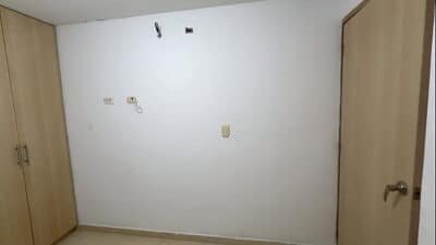 Espio en el closet a mi latina culona hermanastra mientras se cambia, me descubre y luego me deja meterle mi enorme y rica polla por su estrecho culo dandole toda mi rica leche.