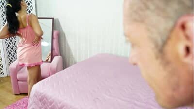 Eu Espiava Minha Enteada Inocente se Trocando