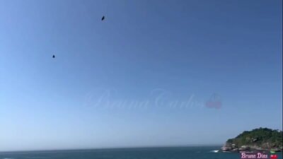 Fui ao Rio de Janeiro ver minha amiga e ela me levou para praia de nudismo, fodemos em publico para todos ver sexo lesbico