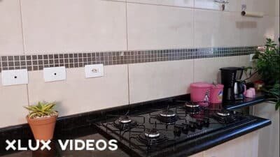 Fui fazer o café da manhã da minha esposa e ela chamou a filha da vizinha pra tomar leite com ela COMPLETO NO SHEER/RED