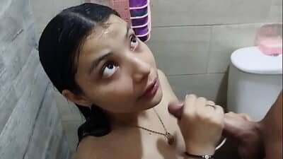 hermanastra sexy en su ducha caliente se pone cachonda y su hermanastro la espía, pero ella le da una mamada para tragarse su leche – Porno en espanol