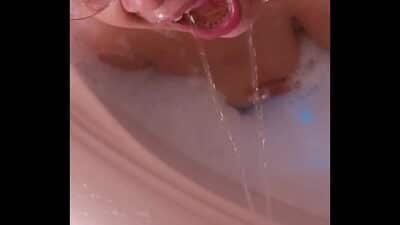 INVITO A LA MAMA DE MI AMIGO AL JACUZZI PARA FOLLARMELA BIEN PUERCO