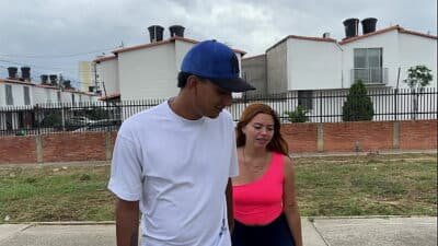 Invito a mi novia al parque para convencerla de tener sexo por primera vez, vamos al apartamento y le meto mi enorme pene en su apretadito culo, hasta correrme varias veces.