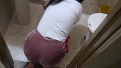 LA EMPLEADA DEL SERVICIO INMIGANTE ACEPTA CHUPAR VERGA A CAMBIO DE DINERO