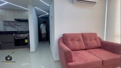 Le doy una buena bienvenida a mi linda hermanastra luego de su campamento de verano y me la follo muy rico y duro.