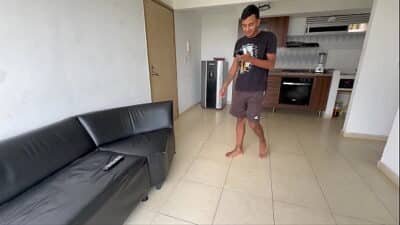 Le escondo el control a mi latina culona hermanastra para que no pueda ver su telenovela y me deje meterle mi enorme polla por su estrecho culo hasta darle toda mi rica leche.