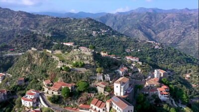 Leila, jeune et jolie coquine, adore la double