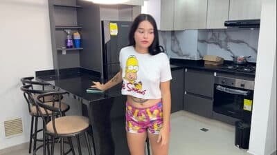 Linda mujer latina seduce a plometo aprendiz mientras su marido esta en casa descansando y le hace el mejor sexo de su vida.