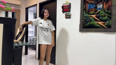 Me aprovecho que mi mejor amigo toma un leve descanso para entrar a la habitacion de su pequeña hermanastra y cogerla duro hasta venirme en su culo.