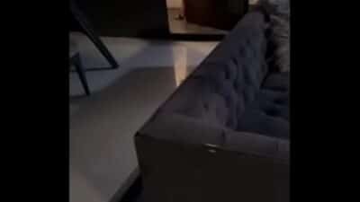 ME TOCA RICO MI JEFE EN EL BAÑO A PUERTA ABIERTA