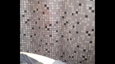 Mi novia me hace venir en el baño con una mamada que le doy