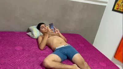 mientras veo el celular mi hermanastra me da una mamada y me la coge.