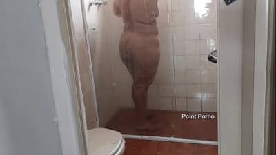 Minha madrasta sempre toma banho com a porta aberta pra eu espiar ela