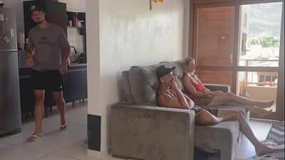 O MARIDO NA COZINHA E ELA NA SALA COM O AMIGO