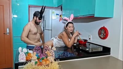 RECEITINHA DE PÁSCOA COM A COELHINHA MAMA LEVANDO MUITA CENOURA