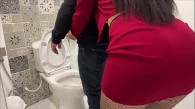 SEXO EN EL BAÑO DE LA OFICINA CON SECRETARIA ALTA Y CULONA TERMINA EN CREAMPIE CREMOSO