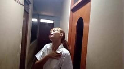 Tonta colegiala pensaba que su padrastro no la escuchaba y le enseñó que cuando tocas verga adulta te toca abrirte las piernas y ser tratada como la puta qué eres