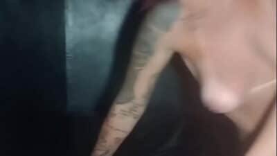 Ela é muito safada abandonou a festa só pra dar a buceta pro novinho no glory hole