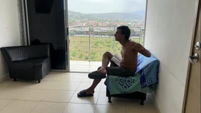 Estamos haciendo tareas con mi latina culona hermanastra y me da un rico masaje para desestresarme, me pongo cachondo y termino metiendole mi enorme y rica polla en su estrecho culo.