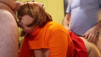 Vilma se mete en el lugar equivocado y termina siendo usada por dos monstruos sedientos de sexo